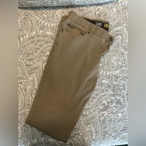 EUC Men’s Lee Extreme Motion Dark Khaki Pants